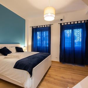 Bed & Breakfast Across The Room